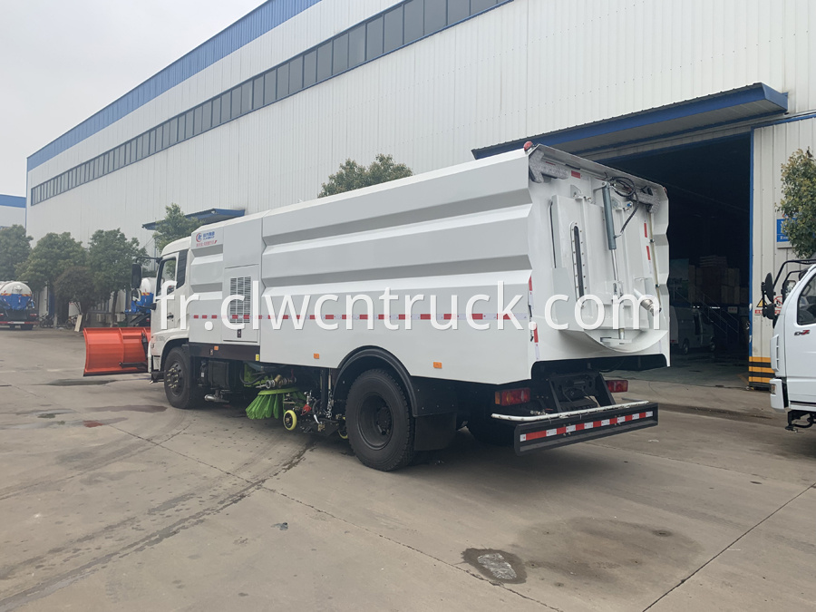 street sweeper cleaning truck 4